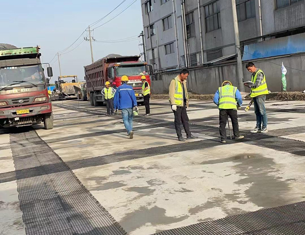 延安老材料的新故事：玻璃纤维土工格栅如何在‘白改黑’浪潮中重获新生？